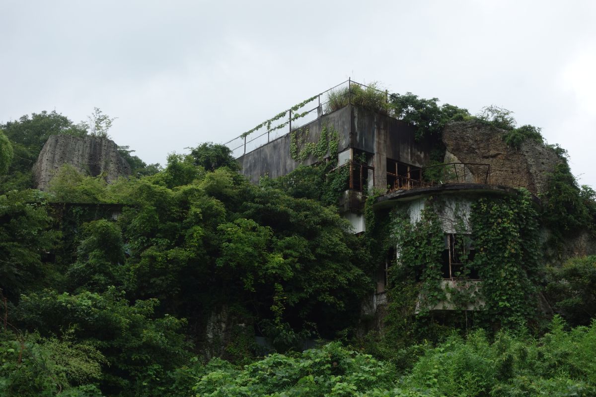 Verfallenes Gebäude an der Haltestelle Ōya Kannon
